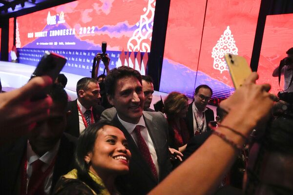 جاستین ترودو، نخست وزیر کانادا، پس از سخنرانی در اجلاس B20 قبل از اجلاس سران G20 در نوسا دوآ، بالی، اندونزی، دوشنبه، 14 نوامبر 2022. - اسپوتنیک ایران  