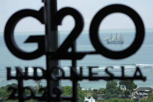 یک کشتی در روز سه‌شنبه، ۱۵ نوامبر ۲۰۲۲، از کنار تابلویی در نشست سران G20 در نوسا دعا، بالی، اندونزی عبور می‌کند. - اسپوتنیک ایران  