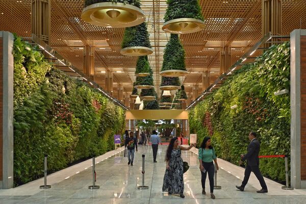بازدیدکنندگان در میان باغ های معلق ترمینال تازه افتتاح شده در فرودگاه بین المللی Kempegowda (KIA) در بنگالورو12 نوامبر 2022 - اسپوتنیک ایران  