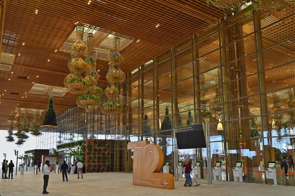 بازدیدکنندگان در میان باغ های معلق ترمینال تازه افتتاح شده در فرودگاه بین المللی Kempegowda (KIA) در بنگالورو12 نوامبر 2022 - اسپوتنیک ایران  
