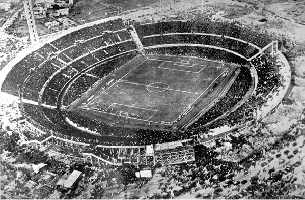 در این عکس 30 ژوئیه 1930، نمایی هوایی از استادیوم سنتناریو در مونته ویدئو، اروگوئه نشان داده می شود. اروگوئه در فینال اولین دوره جام جهانی فوتبال، آرژانتین را با نتیجه ۴ بر ۲ شکست داد. - اسپوتنیک ایران  