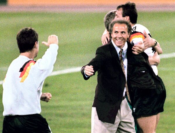 فرانتس بکن باوئر مربی تیم ملی فوتبال آلمان غربی پس از شکست تیمش مدافع عنوان قهرمانی آرژانتین با یک ضربه پنالتی توسط مدافع آندریاس برهمه در فینال جام جهانی، 8 ژوئیه 1990 در رم، جشن می گیرد. این دومین عنوان جهانی بکن باوئر پس از کسب آن به عنوان بازیکن در سال 1974 و سومین قهرمانی آلمان (1954، 1974 و 1990) است. - اسپوتنیک ایران  