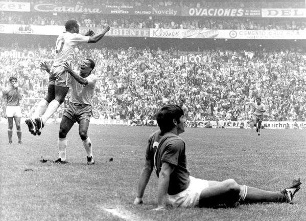 پله برزیلی (آرانتس دو ناسیمنتو ادسون)، شماره 10، پس از به ثمر رساندن اولین گل برزیل در ورزشگاه آزتکا، مکزیکو سیتی، در 21 ژوئن 1970، در نیمه اول فینال جام جهانی 1970، از خوشحالی می پرد. برزیل با نتیجه 4-1 ایتالیا را شکست داد. - اسپوتنیک ایران  