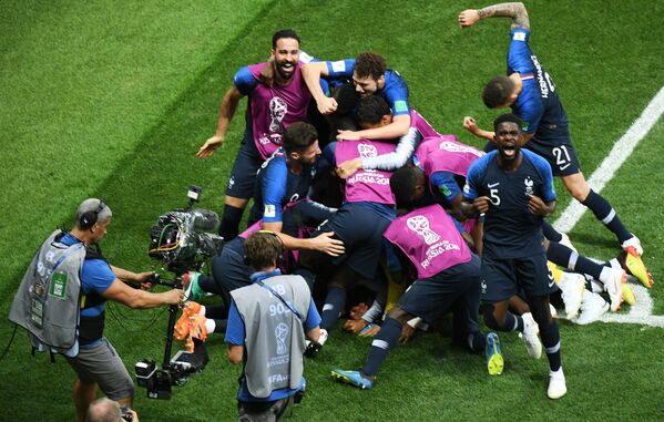بازیکنان فرانسوی پیروزی در دیدار نهایی جام جهانی بین فرانسه و کرواسی را جشن گرفتند. - اسپوتنیک ایران  