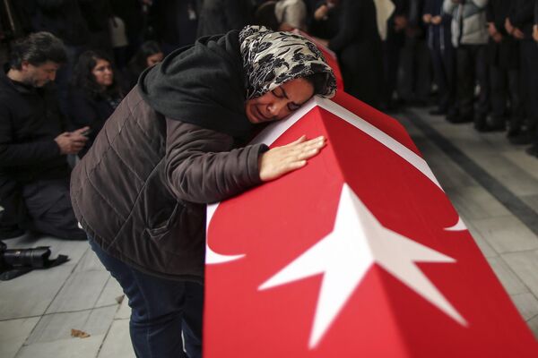 وداع دوستان و بستگان آرزو اوزوی و دختر 15 ساله اش در مراسم خاکسپاریشان که در جریان عملیات تروریستی در استانبول ترکیه جان خود را از دست دادند14 نوامبر 2022 - اسپوتنیک ایران  