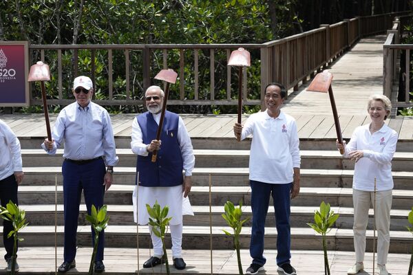از سمت چپ؛  رئیس جمهور ایالات متحده جو بایدن، نارندرا مودی نخست وزیر هند، جوکو ویدودو رئیس جمهور اندونزی، و اورسولا فون در لاین رئیس اتحادیه اروپا، در جریان یک مراسم درختکاری در جنگل حرا در حاشیه نشست سران گروه 2016 نوامبر 2022 - اسپوتنیک ایران  