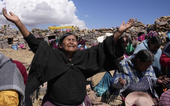 زنان بومی آیمارا درحال دعا کردن در روز روزه داری در ندای باران در کوه مقدس اینکا پوکارا در چیکیپاتا بولیوی16 نوامبر 2022 - اسپوتنیک ایران  