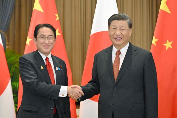 دیدار نخست وزیر ژاپن و رهبر چین در نشست سران سازمان همکاری‌های اقتصادی آسیا–پاسفیک (اپک) در تایلند - اسپوتنیک ایران  