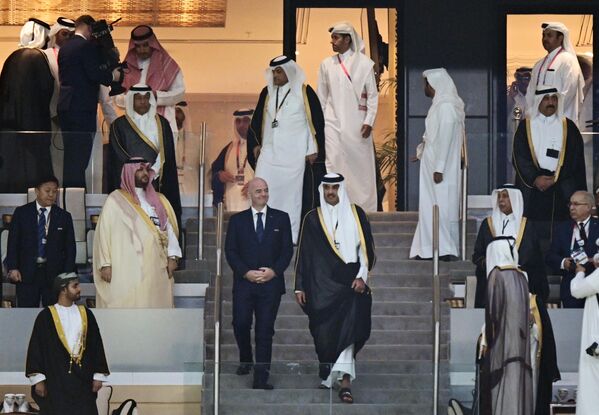 جیانی اینفانتینو رئیس فیفا (سمت چپ) و تمیم بن حمد آل ثانی امیر قطر (سمت راست) در مراسم افتتاحیه جام جهانی فوتبال 2022 در ورزشگاه ال بیت (الحور) قطر - اسپوتنیک ایران  