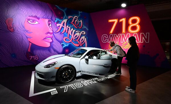 بازدیدکنندگان در حال تماشای «پورشه 718 کایمن استایل ادیشن» در نمایشگاه خودرو لس آنجلس 2022 میلادی. - اسپوتنیک ایران  