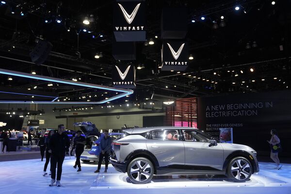 بازدیدکنندگان در  حال تماشای اتومبیل «وین‌فست» در نمایشگاه خودرو در لس آنجلس در نوامبر سال 2022 میلادی. - اسپوتنیک ایران  