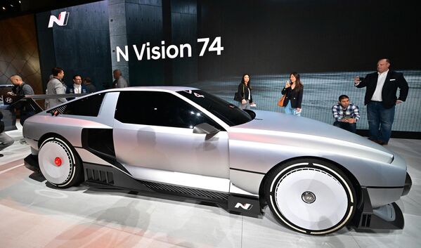 بازدیدکنندگان در حال تماشای «هوندا ان ویژن 74» اولین خودرو با سوخت هیدروژنی در نمایشگاه خودرو لس آنجلس آمریکا.این اولین خودروی پیل سوختی هیدروژنی با کارایی بالا توسط آزمایشگاه رولینگ ساخته شده است. - اسپوتنیک ایران  