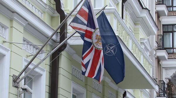 Государственный флаг Великобритании и флаг НАТО на здании посольства Великобритании в Киеве - اسپوتنیک ایران  