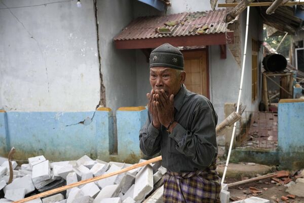 مردی هنگام بررسی خسارت‌های ناشی از زمین‌لرزه روز دوشنبه در سیانجور، جاوه غربی، اندونزی، سه‌شنبه، 22 نوامبر 2022، واکنش نشان می‌دهد. این زلزله ساختمان‌هایی را در جزیره اصلی پرجمعیت اندونزی فرو ریخت و تعدادی کشته و صدها زخمی برجای گذاشت. (AP Photo/ Tatan Syuflana) - اسپوتنیک ایران  