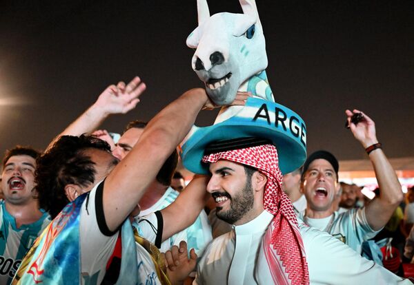 هواداران در منطقه &quot;فن زون&quot; در جریان پخش بازی مرحله گروهی جام جهانی بین آمریکا و ولز - اسپوتنیک ایران  