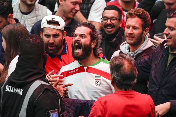 یک هوادار فوتبال ایران در جریان بازی گروه B فوتبال جام جهانی بین انگلیس و ایران در &quot;فن زون&quot; در لندن21 نوامبر 2022 - اسپوتنیک ایران  