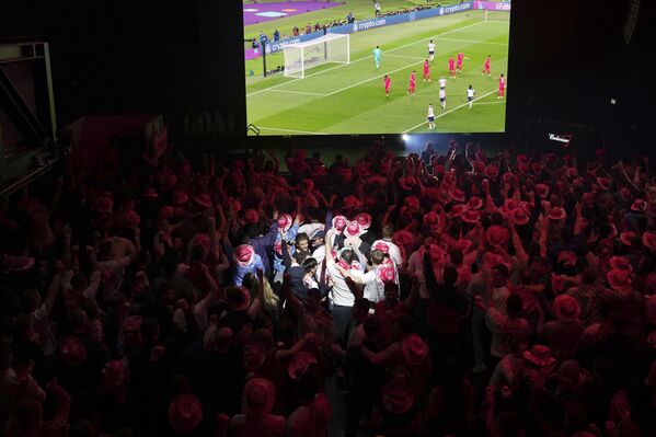 هواداران فوتبال انگلیس در حال تماشای مسابق تیم ملی کشورشان در مقابل ایران در لندن21 نوامبر 2022 - اسپوتنیک ایران  