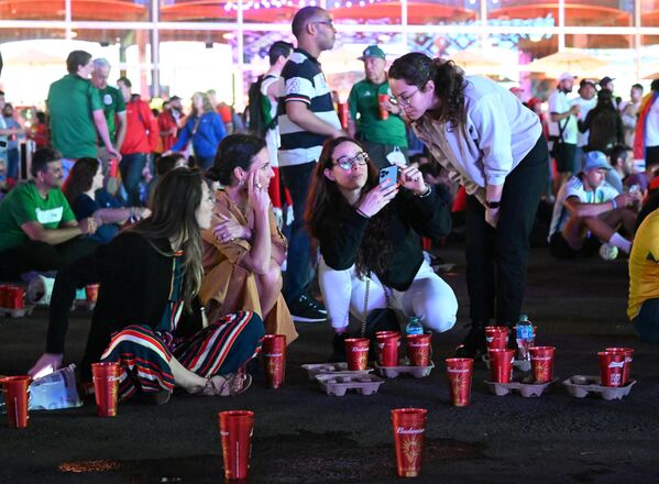 هواداران در منطقه &quot;فن زون&quot; در جریان پخش بازی مرحله گروهی جام جهانی بین آمریکا و ولز - اسپوتنیک ایران  