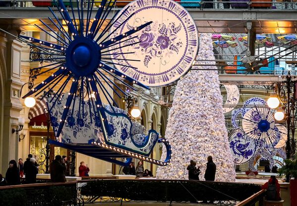 تزئینات کریسمس و سال نو میلادی در مرکز خرید گوم مسکو در مرکز این شهر، 20 نوامبر 2022 - اسپوتنیک ایران  