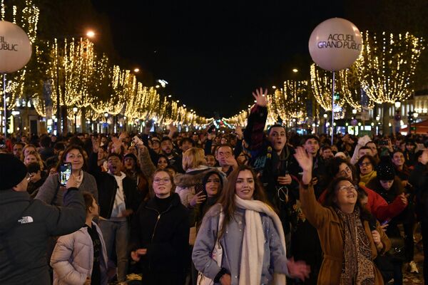 مراسم افتتاح جشنهای مربوط به سال نو میلادی در خیابان شانزه لیزه پاریس20 نوامبر 2022 - اسپوتنیک ایران  