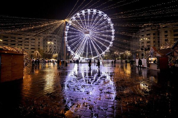 چرخ و فلک نورانی در مرکز بخارست رومانی20 نوامبر 2022 - اسپوتنیک ایران  