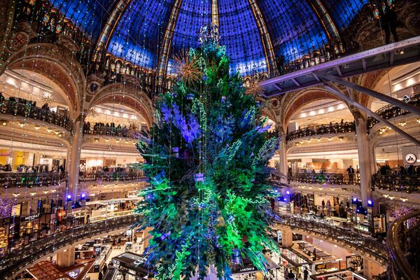 درخت کریسمس در داخل گالری لافایت در شب باز شدن پنجره های کریسمس در فروشگاه بزرگ &quot;گالری لافایت&quot; در پاریس16 نوامبر 2022 - اسپوتنیک ایران  
