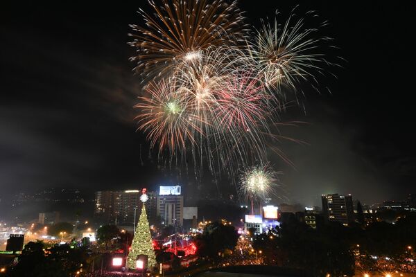 آتش بازی در مراسم رونمایی از درخت کریسمس 35 متری در میدان ال اوبلیسکو در شهر گواتمالا19 نوامبر 2022 - اسپوتنیک ایران  