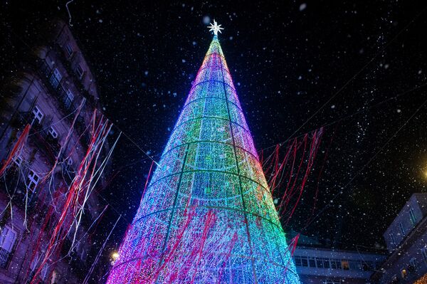 درخت کریسمس نورانی در میدان &quot;پورتا دو سول&quot; در ویگو اسپانیا21 نوامبر 2022 - اسپوتنیک ایران  