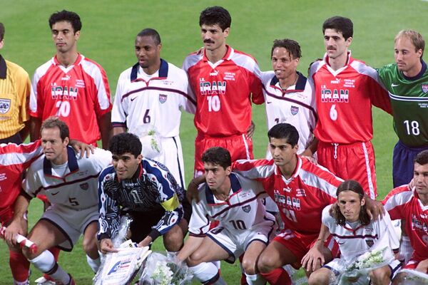 تیم‌های ایالات متحده و ایران در 21 ژوئن در ورزشگاه ژرلان در لیون، مرکز فرانسه، قبل از بازی گروه F جام جهانی فوتبال 1998، با هم عکس می‌گیرند. - اسپوتنیک ایران  