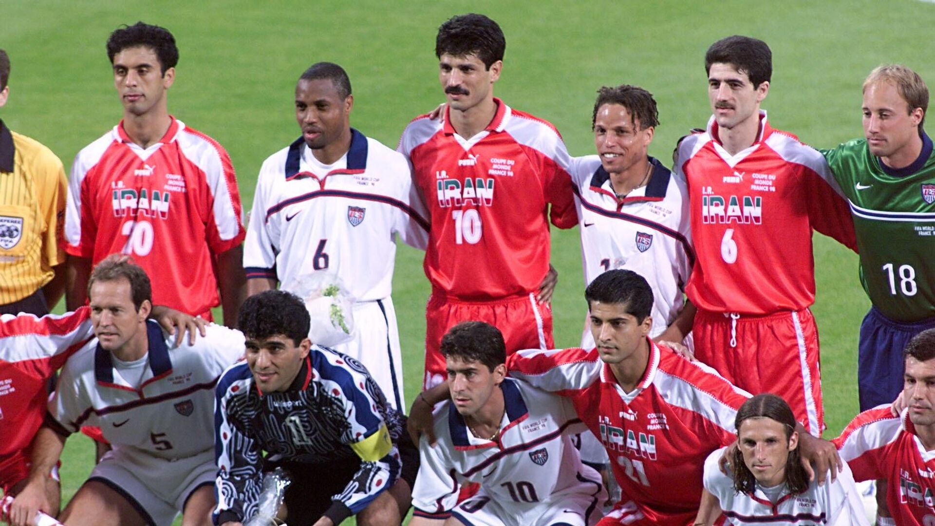 Команды США и Ирана позируют вместе на стадионе Жерлан в Лионе, центральная Франция, перед матчем группы F чемпионата мира по футболу 1998 года - اسپوتنیک ایران  , 1920, 29.11.2022