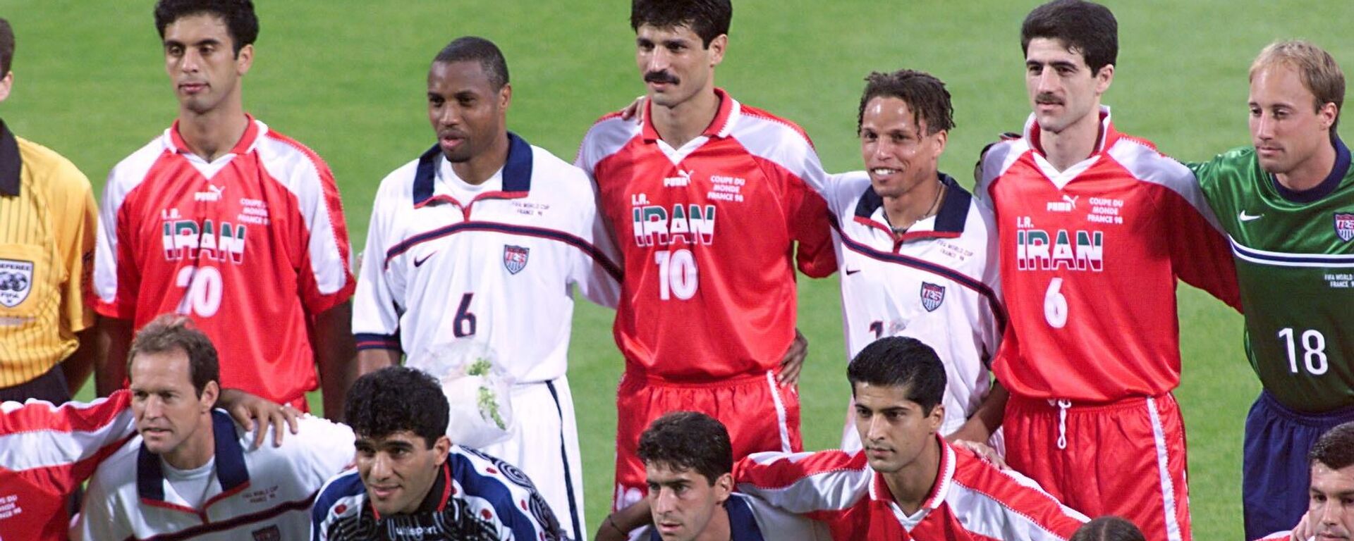 Команды США и Ирана позируют вместе на стадионе Жерлан в Лионе, центральная Франция, перед матчем группы F чемпионата мира по футболу 1998 года - اسپوتنیک ایران  , 1920, 29.11.2022
