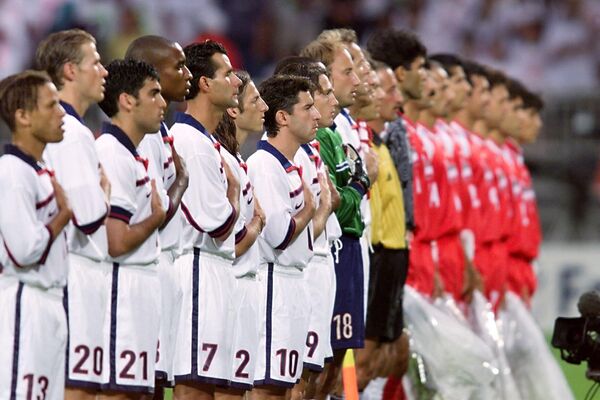 تیم‌های ایالات متحده و ایران در 21 ژوئن در استادیوم ژرلان در لیون، مرکز فرانسه، قبل از بازی گروه F جام جهانی فوتبال 1998 بین ایران و ایالات متحده، به سرودهای ملی گوش می‌دهند. - اسپوتنیک ایران  