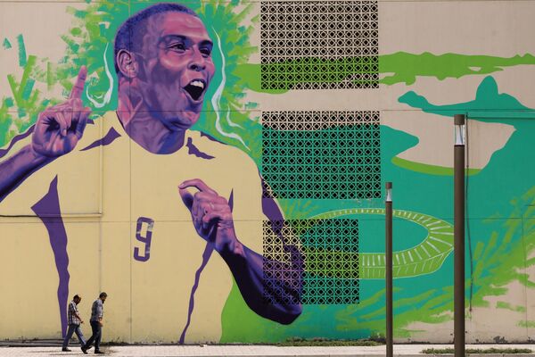 دیوارنگاری  که رونالدو فوتبالیست برزیلی را برای جام جهانی فوتبال  2022 در دوحه به تصویر می کشد - اسپوتنیک ایران  