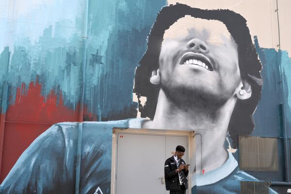 دیوارنگاری به افتخار مارادونا، فوتبالیست افسانه ای برای جام جهانی فوتبال 2022 در دوحه - اسپوتنیک ایران  