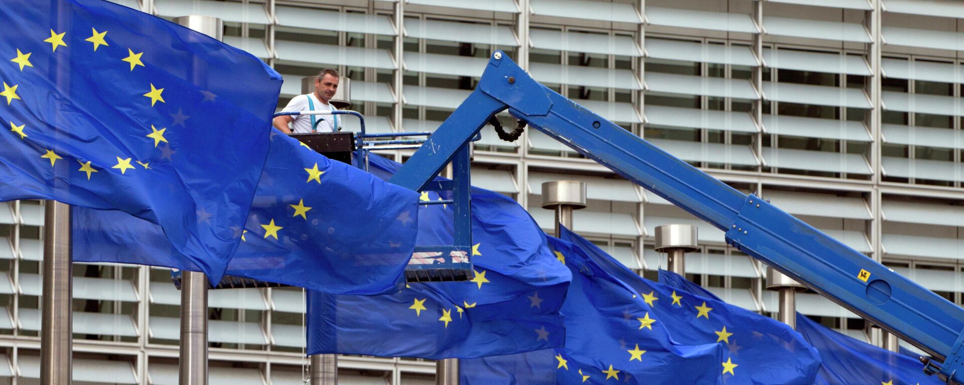 Флаги ЕС у здания штаб-квартиры организации в Брюсселе - اسپوتنیک ایران  , 1920, 01.07.2023