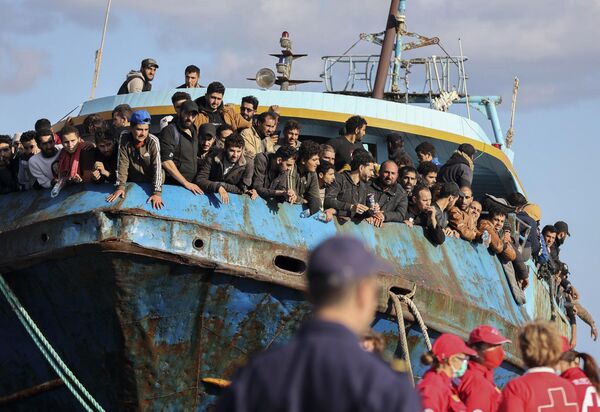 مهاجران در قایق ماهیگیری در نزدیکی کریت یونان 22 نوامبر 2022 - اسپوتنیک ایران  