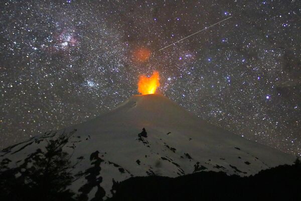 آتشفشان Villarrica که در حال آغاز فعالیت می باشد. 800 کیلومتری جنوب سانتیاگو21 نوامبر 2022 - اسپوتنیک ایران  