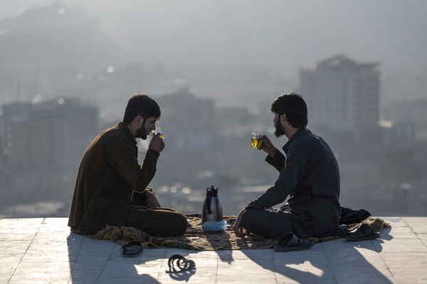 مردان افغان در حال نوشیدن چای در بالای تپه های نادرخان مشرف به کابل23 نوامبر 2022 - اسپوتنیک ایران  