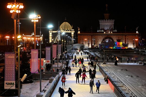 در 25 نوامبر، افتتاحیه فصل زمستان و پیست اسکیت در &quot;ودنخا&quot; مسکو برگزار شد.علاقمندان در حال اسکیت روی یخ در ودنخا. - اسپوتنیک ایران  