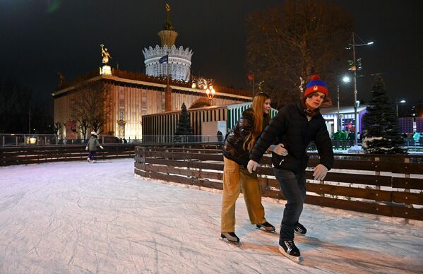 در 25 نوامبر، افتتاحیه فصل زمستان و پیست اسکیت در &quot;ودنخا&quot; مسکو برگزار شد.علاقمندان در حال اسکیت روی یخ در ودنخا. - اسپوتنیک ایران  