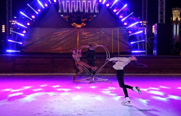 در 25 نوامبر، افتتاحیه فصل زمستان و پیست اسکیت در &quot;ودنخا&quot; مسکو برگزار شد.آرتیست ها روی یخ در حال هنرنمایی هستند. - اسپوتنیک ایران  