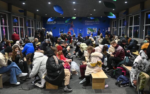 در 25 نوامبر، افتتاحیه فصل زمستان و پیست اسکیت در &quot;ودنخا&quot; مسکو برگزار شد.مردم در حال پوشیدن کفش های اسکیت در ودنخا. - اسپوتنیک ایران  