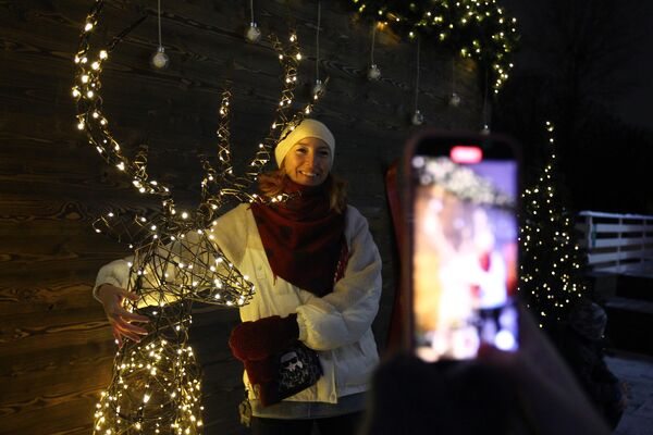 عکس گرفتن در پیست پارک گورکی مسکو در آغاز فصل زمستانی اسکیت روی بخ. - اسپوتنیک ایران  