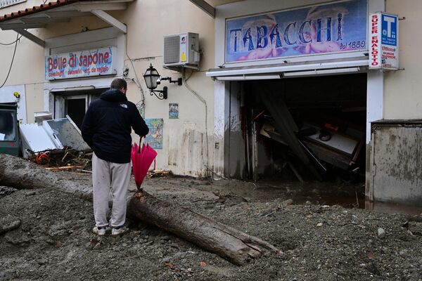 مغازه آسیب دیده بر اثر سیل و پر از گل و لای در ایتالیا یکی از پیامدهای رانش زمین و سیل. - اسپوتنیک ایران  