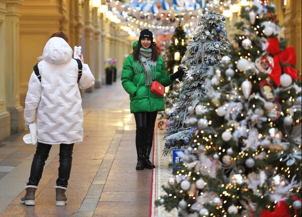 تزیینات سال نو در &quot;گوم&quot; مسکو در میدان سرخ. عکس در کنار درخت کاج در تالار خرید مرکزی مسکو. - اسپوتنیک ایران  