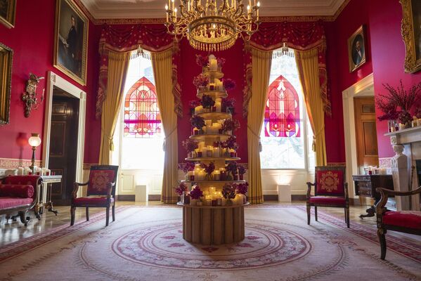 تزئینات کریسمس در اتاق قرمز در یک پیش نمایش رسانه ای برای تعطیلات 2022 در کاخ سفید در واشنگتن دی سی، 28 نوامبر 2022 دیده می شود. - ما مردم موضوع فصل تعطیلات کاخ سفید 2022 است. (عکس از جیم واتسون / خبرگزاری فرانسه) - اسپوتنیک ایران  