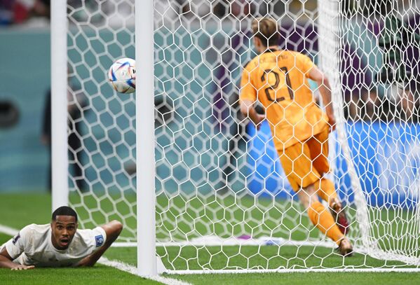 پدرو میگل بازیکن قطر (چپ) در بازی مرحله گروهی جام جهانی بین هلند و قطر و فرنکی دی یونگ گلزن هلندی - اسپوتنیک ایران  