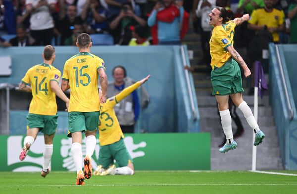 بازیکنان استرالیا پس از به ثمر رساندن گل در بازی مرحله گروهی جام جهانی بین فرانسه و استرالیا - اسپوتنیک ایران  