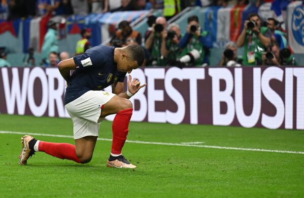 کیلیان امباپه فرانسوی پس از گلزنی در بازی مرحله گروهی جام جهانی بین فرانسه و استرالیا - اسپوتنیک ایران  