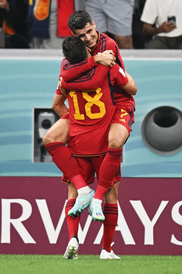 جوردی آلبا و آلوارو موراتا از اسپانیا (راست) پس از به ثمر رساندن گل در بازی مرحله گروهی جام جهانی بین اسپانیا و آلمان - اسپوتنیک ایران  